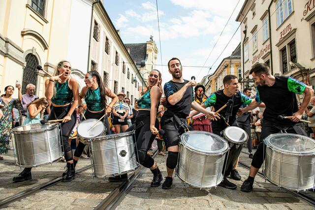 Artistinnen und Artisten aus der ganzen Welt verwandeln die Linzer Innenstadt beim Pflasterspektakel vom 18. bis. 20. Juli in eine bunte Open-Air-Bühne. | Foto: Stadt Linz/Sturm