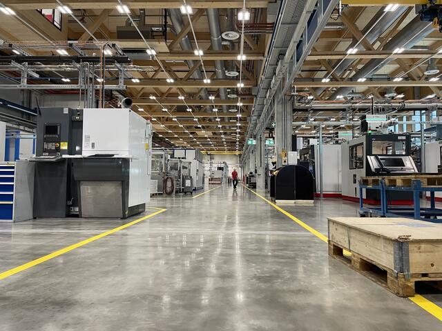 Riesig: Ein Blick in die Produktionshalle im Werk Kreckelmoos. Man sieht aber nur einen kleinen Teil des Werks. | Foto: Reichel