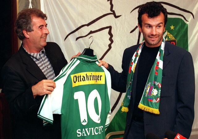 Der damalige Sportdirektor Ernst Dokupil (l.) mit Dejan Savićević bei der Vorstellung am Flughafen Wien-Schwechat. | Foto: TECHT Hans Klaus / APA / picturedesk.com 