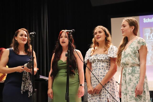 Mit Gesangslehrerin Stefanie Egger (li) sangen Katharina, Miriam und Larissa den Song „Royals“, das Sängerin Lorde weltberühmt machte. | Foto: Edith Ertl