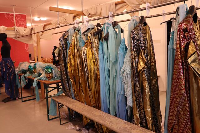 Kostüme und Masken/Kopfschmuck in der Oper im Steinbruch.  | Foto: RMA Triebaumer