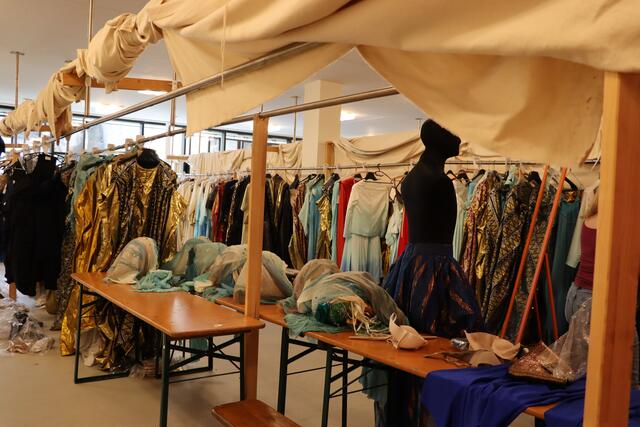 Kostüme, Tüll, Stecknadeln und weitere Requisiten bedecken Wände, Böden und jede Ecke der Räumlichkeiten des Kostüms in der Oper im Steinbruch.  | Foto: RMA Triebaumer