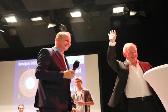Winkend verabschiedete sich Karlheinz Pöschl nach dem Konzert in die Pension und übergab das Mikro an Horst Adlmann | Foto: Edith Ertl