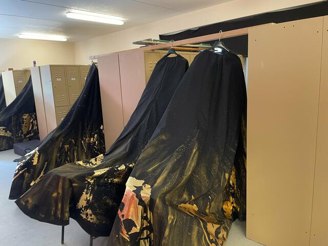 Giuseppe Palella bemalt noch die letzten Umhänge und Kostüme für die Aufführung von "Aida" in der Oper im Steinbruch in Sankt Margarethen.  | Foto: RMA Triebaumer