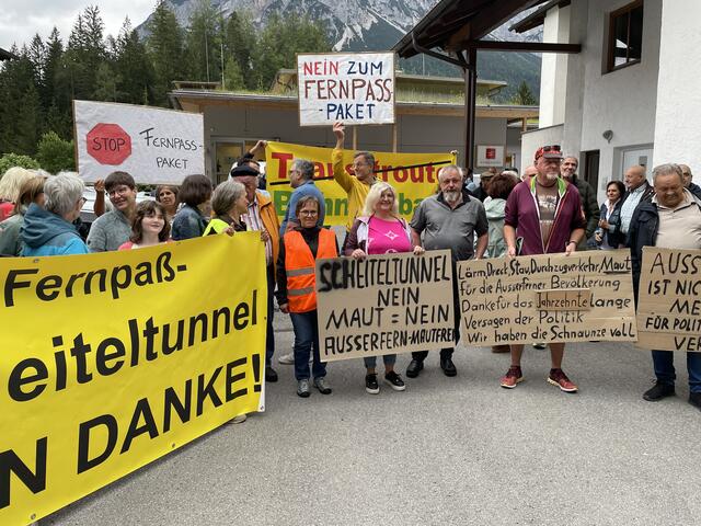 Vor dem Biberwierer Gemeindesaal hatte sich eine stattliche Zahl an Gegnern des Fernpass-Pakets eingefunden. | Foto: Reichel