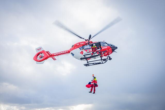 Windenbergungen wie diese haben bei der ARA
Flugrettung im ersten Halbjahr 2024 stark zugenommen. | Foto: Foto ARA/Tomas Kika