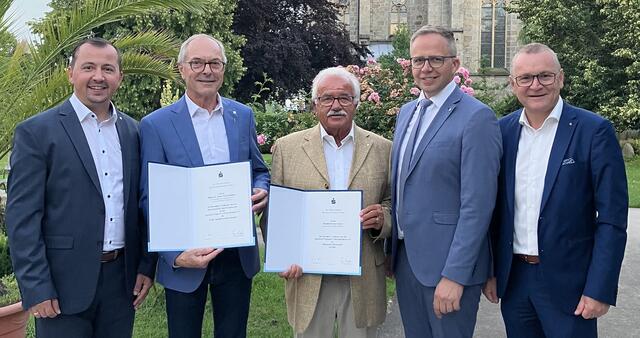 Von links: Vorstandsdirektor Anton Miesenberger, Anton Scheuwimmer, Herbert Mayer, Fritz Robeischl und Vorstandsdirektor Franz Astleithner. | Foto: Sparkasse Pregarten-Unterweißenbach