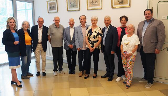 Hannelore Plahl, Walter Murschenhofer, Alfred Ernst, Fritz Otti, Leopold Litsch, Hedwig Werani, Edith Kupfer und Anna Jelleschitz (v.l.). Bürgermeister Johann Zeiner, Vizebürgermeisterin Michaela Haidvogel und Vizebürgermeister Markus Waldner gratulierten den Geburtstagskindern. | Foto: Marktgemeinde Maria Enzersdorf