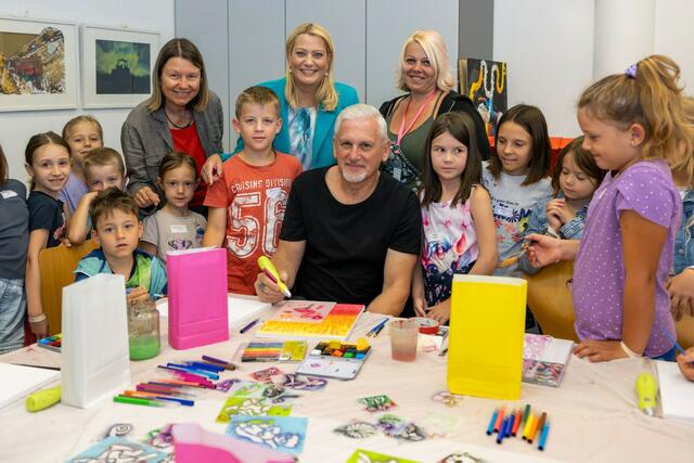 Die Rektorin der PPH Burgenland, Sabine Weisz und Landesrätin Daniela Winkler mit Künstler Wilfried Ploderer, Künstlerin Corinna Trichtl und Kindern der KinderHochSchule. | Foto: Büro LRin Winkler/Novak