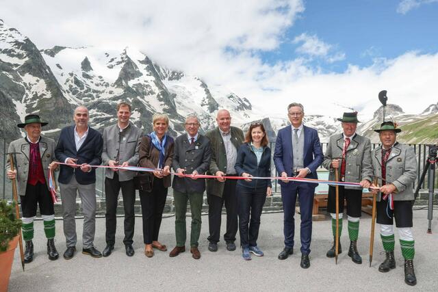Vlnr.: Andreas Zangl (Ausstellungsplaner), Martin Lackner (Bürgermeister Heiligenblut am Großglockner), Karin Bernhard (Direktorin ORF Landesstudio Kärnten), Landeshauptmann Wilfried Haslauer (Land Salzburg und AR-Vorsitzender GROHAG), Karl Forcher, Waltraud Langer (Direktorin ORF Landesstudio Salzburg), Johannes Hörl (Vorstand Großglockner Hochalpenstraßen AG) mit den Bergführern aus Heiligenblut. | Foto: grossglockner.at
