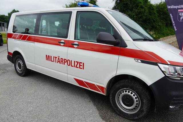 Auch interessant für die Schüler: die Einsatzkräfte der Militärpolizei. | Foto: Emanuel Hasenauer