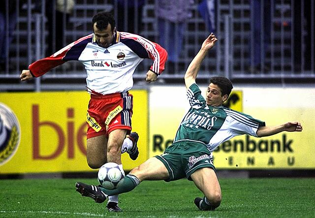 Im Duell mit Lustenaus Theo Gruener im April 2000. | Foto: DIETMAR STIPLOVSEK / AP / picturedesk.com 