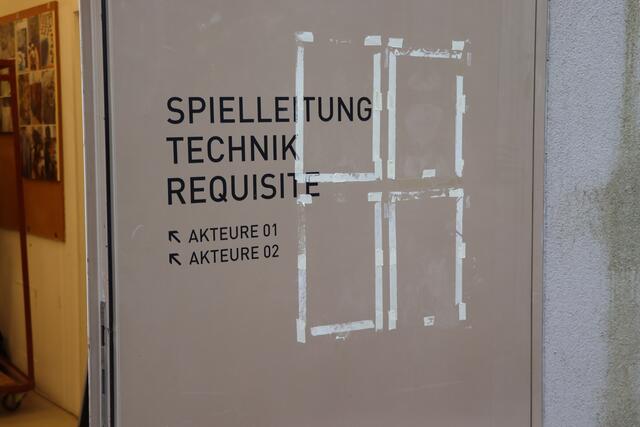 Eingang zu Spielleitung, Technik, Requisite.  | Foto: RMA Triebaumer