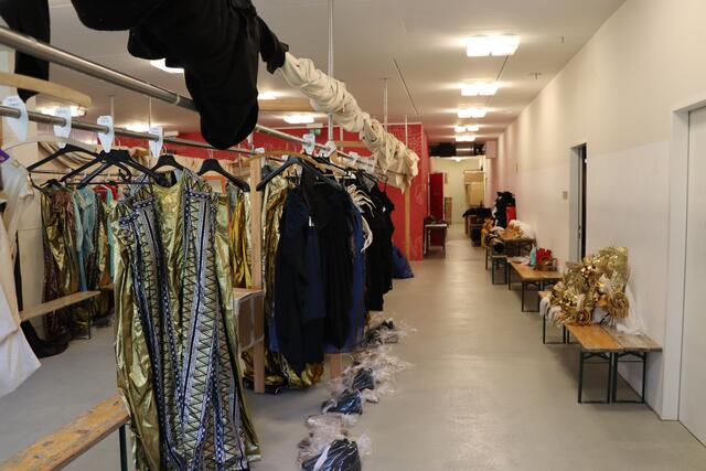 Gänge, jede Ecke und teils die Böden sind in der Kostümabteilung, geleitet von Giuseppe Palella, in der Oper im Steinbruch bedeckt mit Requisiten und Kostümen.  | Foto: RMA Triebaumer