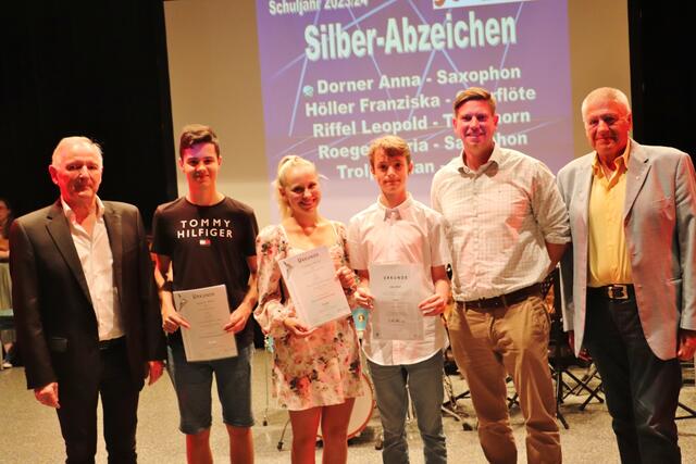 Karlheinz Pöschl (li) sowie Bgm. Michael Feldgrill und sein Vize Günther Bauer gratulieren den Musikschülern zum Silber-Abzeichen.  | Foto: Edith Ertl