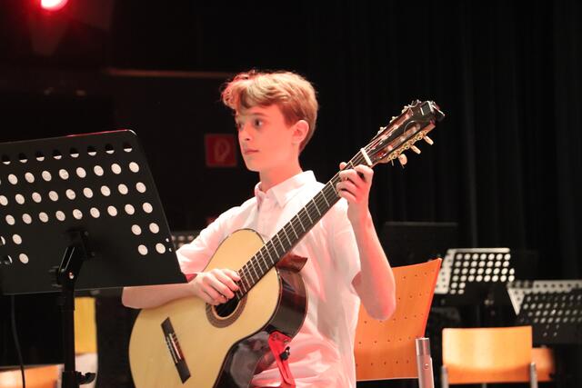 Julian Trolp begeisterte auf der Gitarre mit "Simple Truth" von Michael Langer | Foto: Edith Ertl