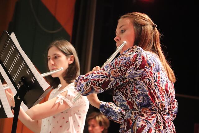 Julia Mitterwallner und Nadine Milleder begeisterten im Querflöten-Duett mit dem Blumenwalzer von Ernest Köhler. | Foto: Edith Ertl