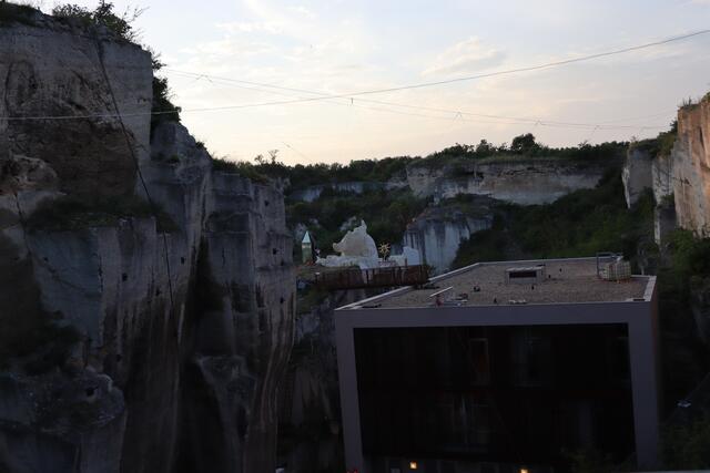 Der Tag geht langsam über den Backstage-Bereich der Bühne der diesjährigen Aufführung von der Oper "Aida" im Steinbruch Sankt Margarethen zu Ende.  | Foto: RMA Triebaumer