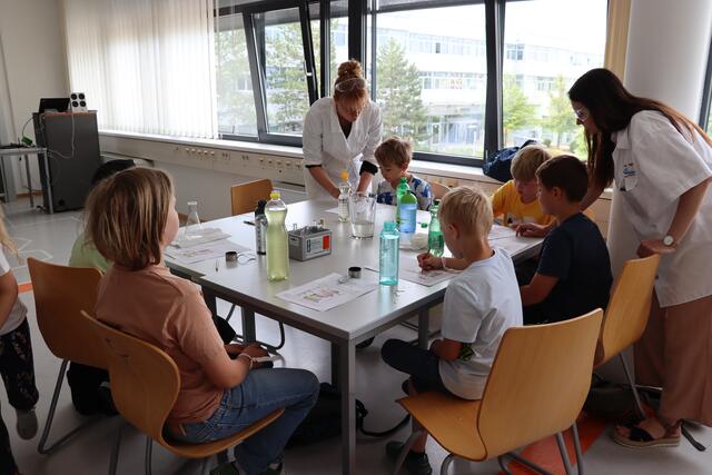 Mitgebrachte Wasserproben werden von den jungen Forscherinnern und Forschern untersucht.  | Foto: Vanessa Trabi