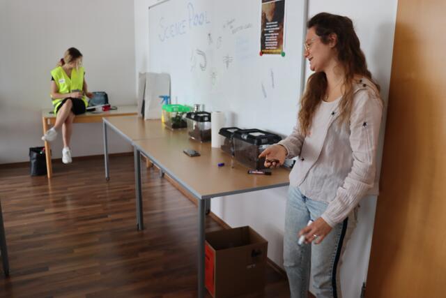 Bei den Erde-Kindern, werden Insekten ganz genau studiert.  | Foto: Vanessa Trabi