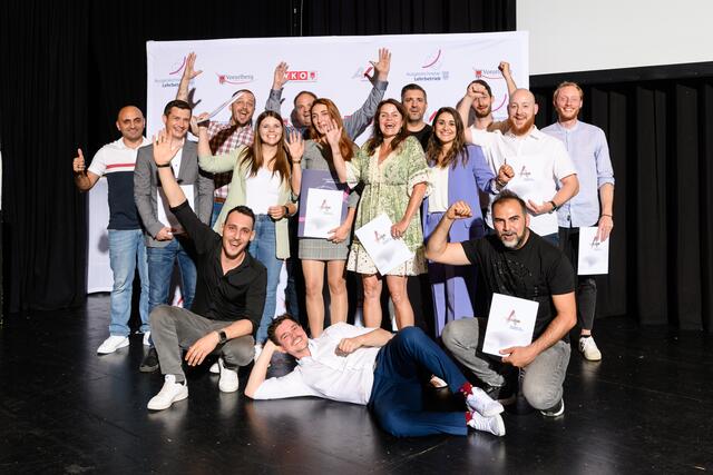 Neben den Lehrbetrieben erhielten auch die Absolventen der „Akademie für Lehrlingsausbildung“ ihre Zertifikate. | Foto: VLK