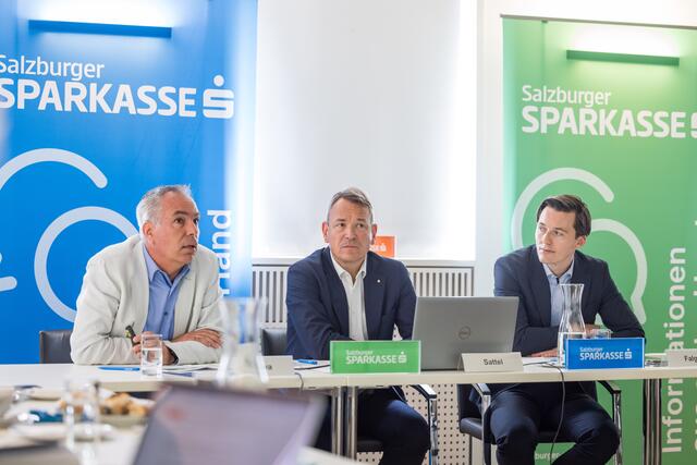Eine IMAS Studie im Auftrag der ERSTE Bank und der Sparkasse bescheinigt mittelständischen Betrieben einen positiven, aber gedrückten Blick in die Zukunft.  Im Bild (v.l.): Christian Halwa (Leitung Firmenkundenzentrum), Markus Sattel (Vorstandsdirektor), Domini Falger (Leitung Firmenkundenzentrum) | Foto: Salzburger Sparkasse / wildbild