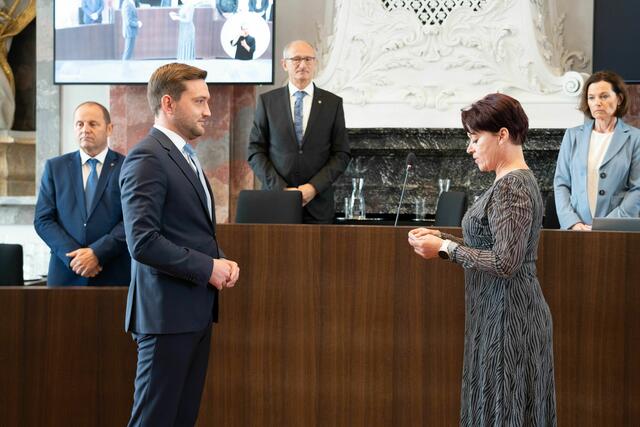 Landtagspräsidentin Sonja Ledl-Rossmann gelobte den neuen 1. Stellvertreter Dominik Mainusch an. | Foto: Land Tirol