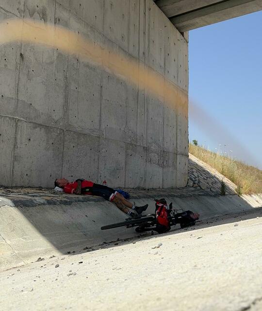 Erledigt von der Hitze: Andreas Rambo Ropin auf der Suche nach dem Schatten. Auch dort hatte es satte 45 Grad. | Foto: Andreas Ropin