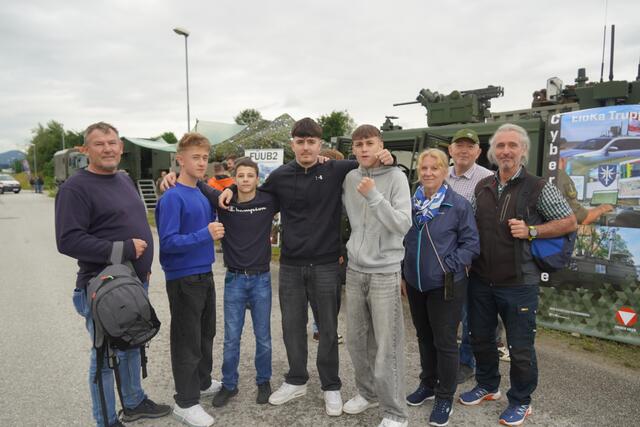 Der Lehrer Peter Wanner (HAK II) mit weiteren Lehrpersonen und den Schülern Marco, Nemanja, Dijon und Oliver in der Schwarzenberg-Kaserne. | Foto: Emanuel Hasenauer