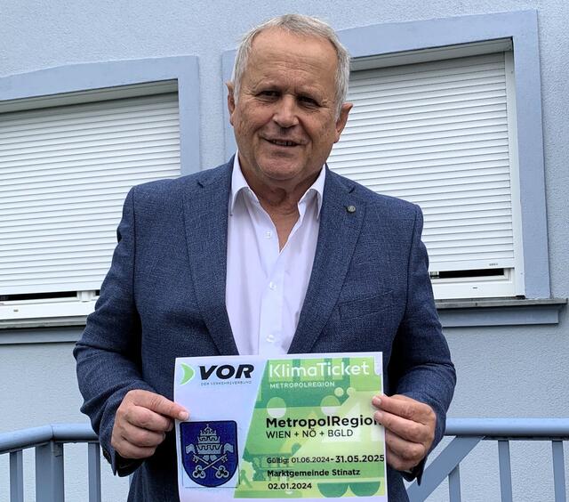 Die übertragbaren Jahreskarten können von Stinatzer Bürgerinnen und Bürgern kostenlos genutzt werden, erläutert Bürgermeister Andreas Grandits. | Foto: Gemeinde Stinatz