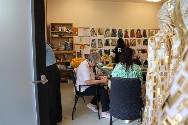 Die Schneiderinnen und Schneider inklusive Kostümverantwortlicher/-designer Giuseppe Palella bei der Arbeit in der Oper im Steinbruch.  | Foto: RMA Triebaumer
