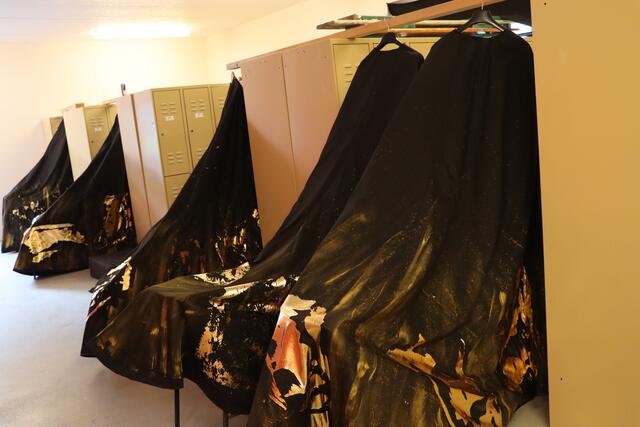 Giuseppe Palella bemalt noch die letzten Umhänge und Kostüme für die Aufführung von "Aida" in der Oper im Steinbruch in Sankt Margarethen.  | Foto: RMA Triebaumer