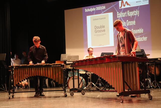Der temperamentvolle Konzertabschluss kam vom Schlagzeugensemble, das "Dobule Groove" von Eckhard Kpetzki spielte.  | Foto: Edith Ertl