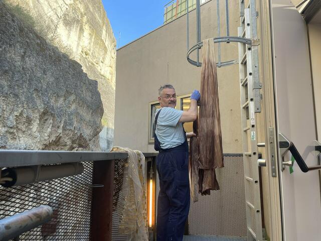 Giuseppe Palella bemalt noch die letzten Umhänge und Kostüme für die Aufführung von "Aida" in der Oper im Steinbruch in Sankt Margarethen.  | Foto: RMA Triebaumer