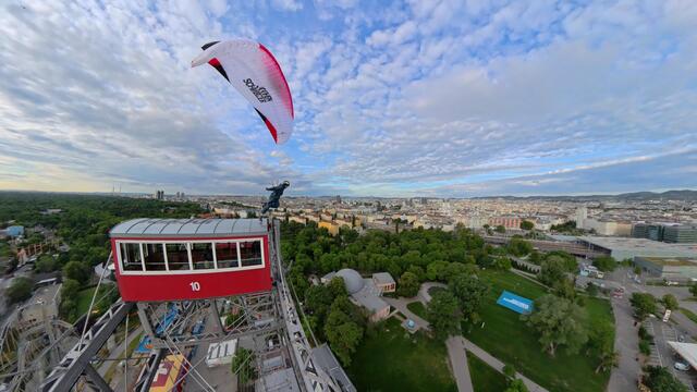 Extremsportler Roland Brunnbauer wagte einen Paragliding Stunt vom Wiener Riesenrad. | Foto: Adi Geisegger