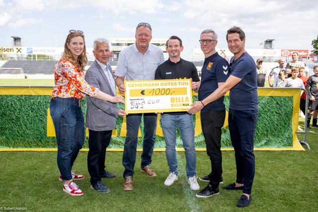 m Rahmen einer Spendentombola konnte ein Reinerlös von 1.000 Euro gesammelt werden, welcher dem Hospizverein Mödling zugutekommt. | Foto: Billa AG/Robert Harson