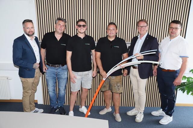 Freude bei Vbgm. Wolfgang Breitenbrunner, Willi Steiner, Philipp und Jürgen Urschler, Marcus Martschitsch und Johann Schützenhöfer (v.l.). | Foto: Alfred Mayer