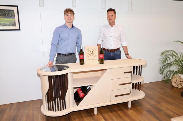 Ein wahres Meisterstück: Tischlermeister Thomas Faustmann präsentiert mit Vater Erwin sein selbst hergestelltes Sideboard. | Foto: Alfred Mayer