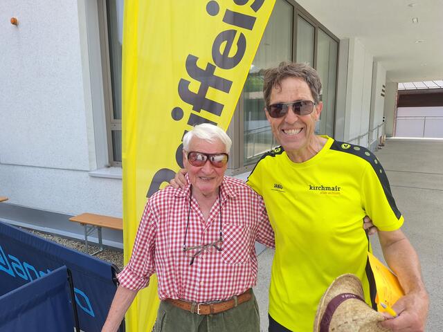 Das älteste Vereinsmitglied Kaspar Ebser mit Turnierleiter Gernot Schwaiger