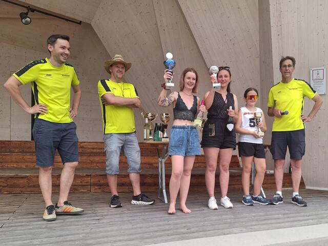 Siegerehrung der Damen mit den Gratulanten vom TTV Raika Kirchdorf