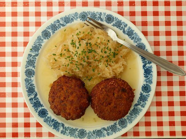 Kaspressknödel mit Sauerkraut  | Foto: H. Bachinger