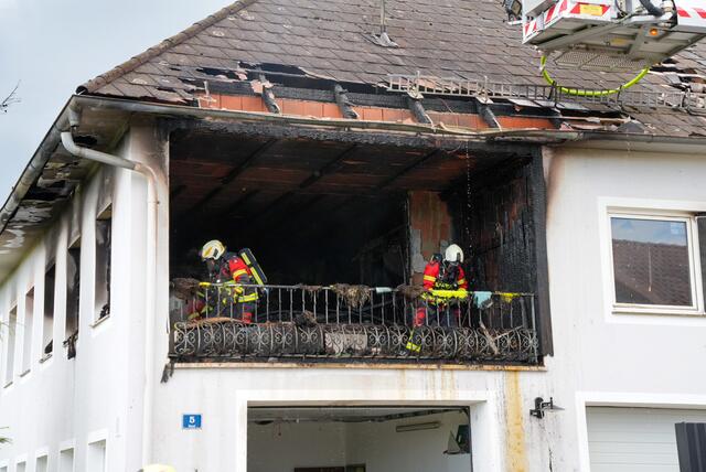 Gestern gegen 13 Uhr brach das Feuer in dem Vierkanter aus, eine Person wurde dabei verletzt.  | Foto: fotokerschi.at
