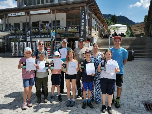 Philomena Müller, Andreas Lilg, Christine Plattner, Leana Ronacher, Naturpark-Vorsitzender Franz Schier, Pauline Brugger, Robert Röbl, Kilian Rindler, Bürgermeisterin Karoline Turnschek, Klara Steiner, Julian Kogler (von links) | Foto: Naturpark Weissensee