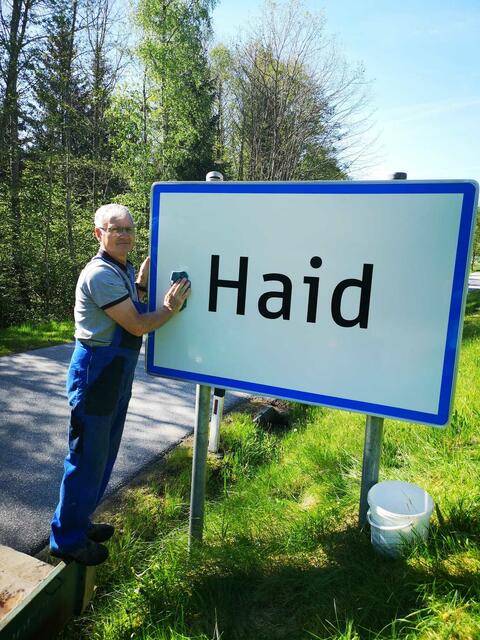 Auch Ex-Bürgermeister Josef Langthaler legte Hand an. | Foto: ÖVP St. Leonhard