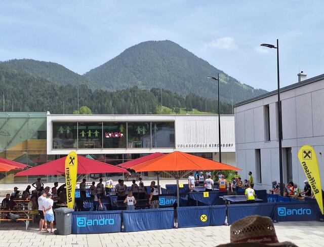 Tolle Kulisse beim 2. Laferl-Turnier auf dem Vorplatz der Volksschule Kirchdorf