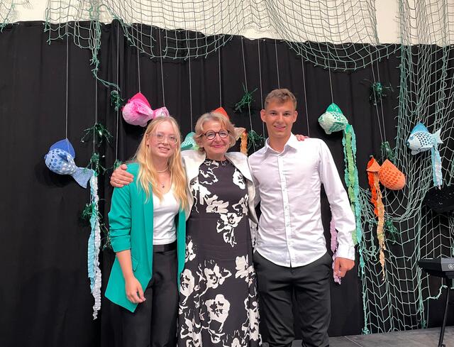 Direktorin Gerda Lichtberger mit Schulsprecher Felix Kager und Stellvertreterin Zoe Faulend. | Foto: Löschnig