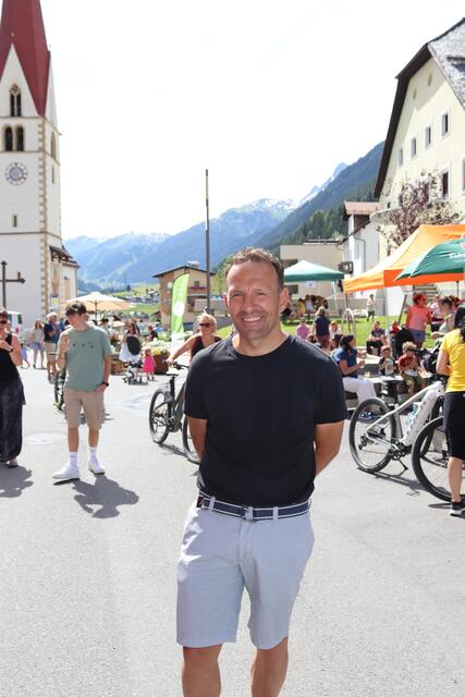 Der Pettneuer Bürgermeister Patrik Wolf freute sich sichtlich über den erfolgreichen, ersten Pettneuer Markttag. 