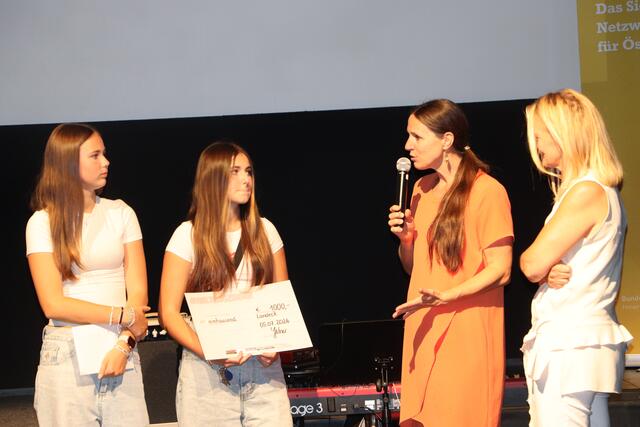 Die zwei Mädchen aus dem Jugendzentrum Serfaus durften den ersten Preis entgegennehmen. | Foto: Seelos