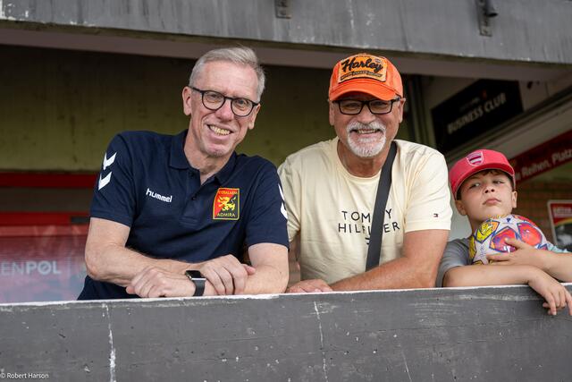 Auch Admira Sportdirektor Peter Stöger (l.) ließ sich das Spektakel nicht entgehen. | Foto: Billa AG/Robert Harson