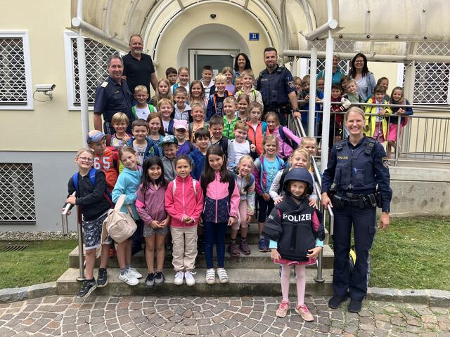 Die Schüler der VS St. Stefan mit ihren Klassenvorständen, Begleitpersonen, sowie den Beamten Erich Darmann, Mario Joven, Tanja Otti und Thomas Radl der Polizeiinspektion Wolfsberg. | Foto: Privat